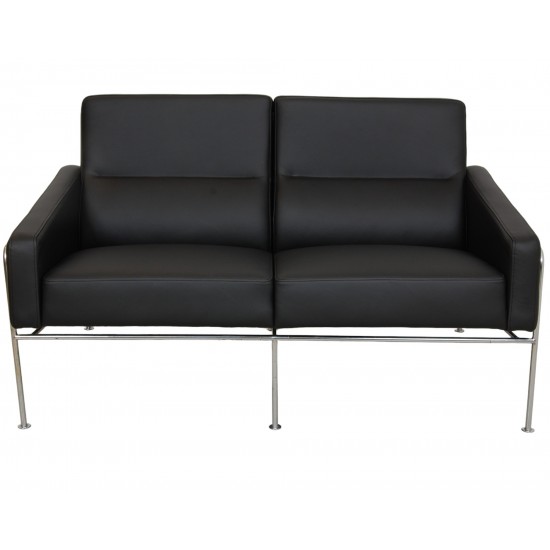 For Sale Arne Jacobsen 3302 2.seater airport sofa in black leather